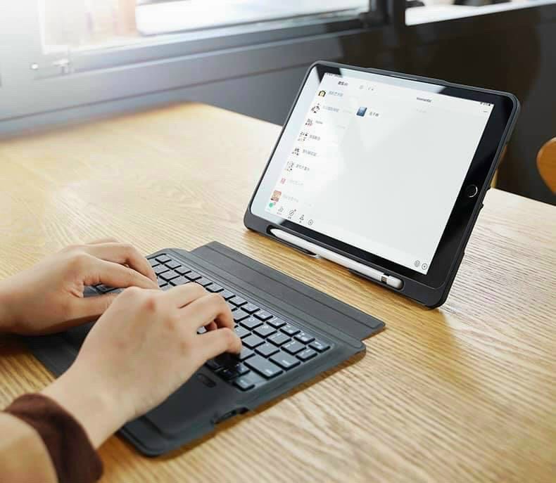 Bao Da Kèm Bàn Phím Wireless iPad Pro 12.9 2020 Hãng Dux Ducis được làm bằng nhựa chất lượng được bao phủ bởi da PU chống trượt và chống trầy xước, bàn phím có thể hoạt động 80 giờ